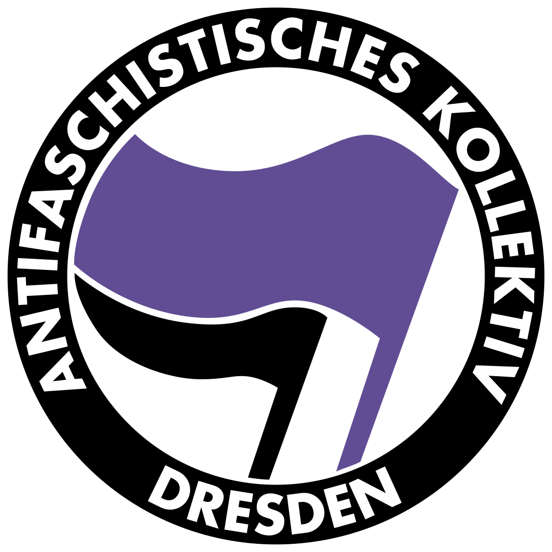Zwei Fahnen, Lila und Schwarz. Darum ein Schwarzer Kreis mit der Innenschrift "Antifschistisches Kollektiv Dresden"