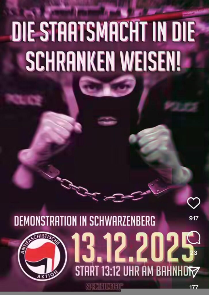 Eine Person in Hasskappe hält zwei Fäuste in Handschellen hoch. Überschrift "Die Staatsmacht in die Schranken weisen!". Darunter: "Demonstration in Schwarzenberg: 13.12.2025, Start 13:12 Uhr am Bahnhof. Spektrum360°" Daneben ein Antifa-Symbol.