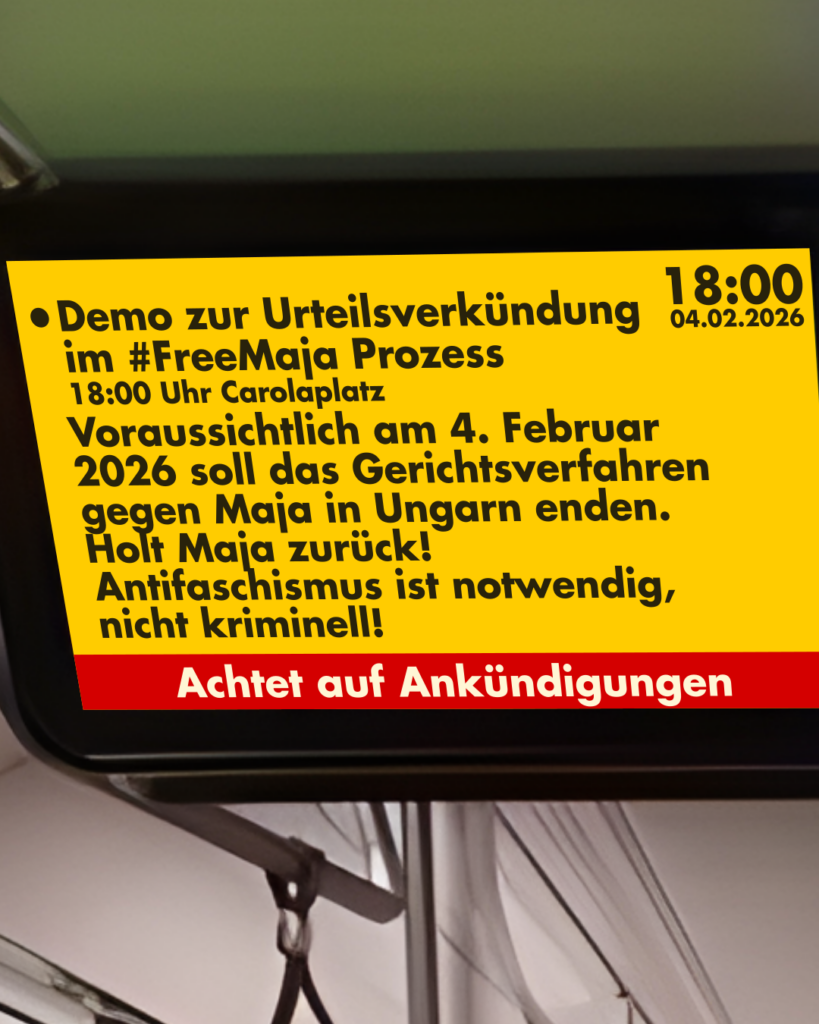 Fahrgastbildschirm: "Demo zur Urteilsverkündung im #FreeMaja Prozess, 18:00 Uhr Carolaplatz, Vorraussichtlich am 4. Februar 2026 soll das Gerichtsverfahren gegen Maja in Ungarn enden. Holt Maja zurück! Antifaschismus ist notwendig, nicht kriminell!" Die Leiste unten ist rot mit weißer Schrift: "Achtet auf Ankündigungen"