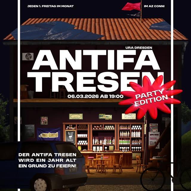 Eine schwach beleuchtete, mit Getränken gefüllte Kneipe im Hintergrund, an der Wand hängt sowohl eine "...ums Ganze!" Fahne, als auch einige Plakate vom "8. Jugendkongress in Chemnitz" als auch vom "Antifa Tresen" in Dresden. Im Vordergrund, eingeramt in weiß: "Jeden 1. Freitag im Monat, im AZ Conni, URA Dresden: ANTIFA TRESEN Party Edition, 6.3.2026 ab 19 Uhr, Der Antifa Tresen wird ein Jahr alt, ein Grund zu feiern!"