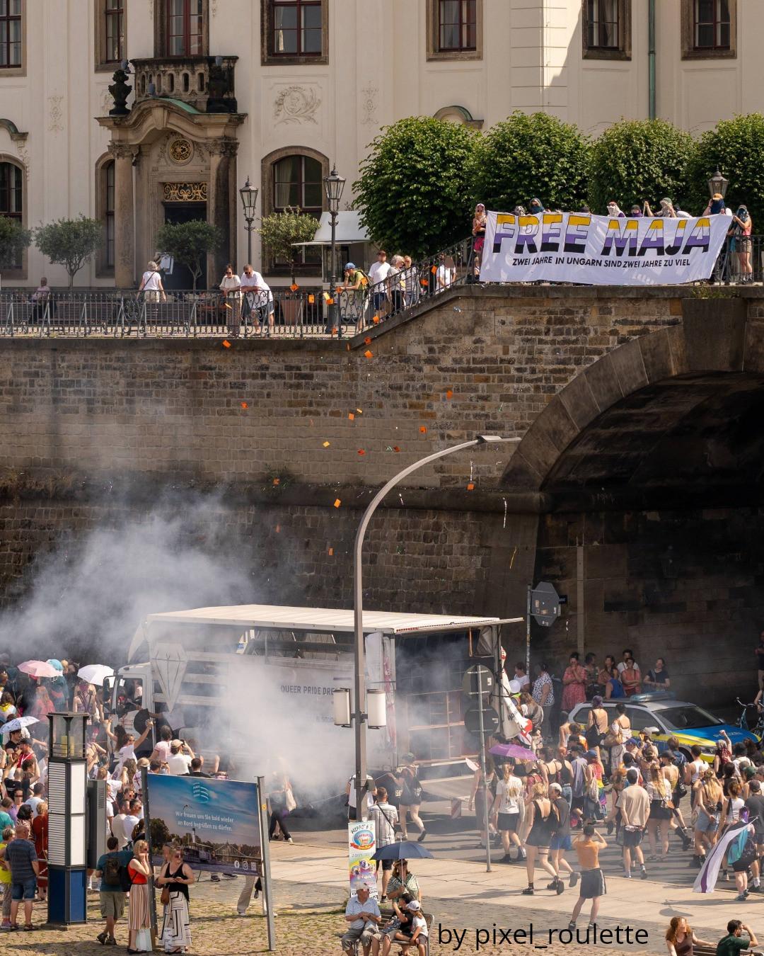 Free Maja! Free All Antifas! Bannerdrop auf der Queerpride Dresden